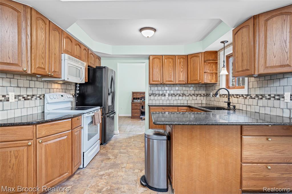 6335 Thorneycroft Drive, Shelby Twp, MI 48316 — Photo 14