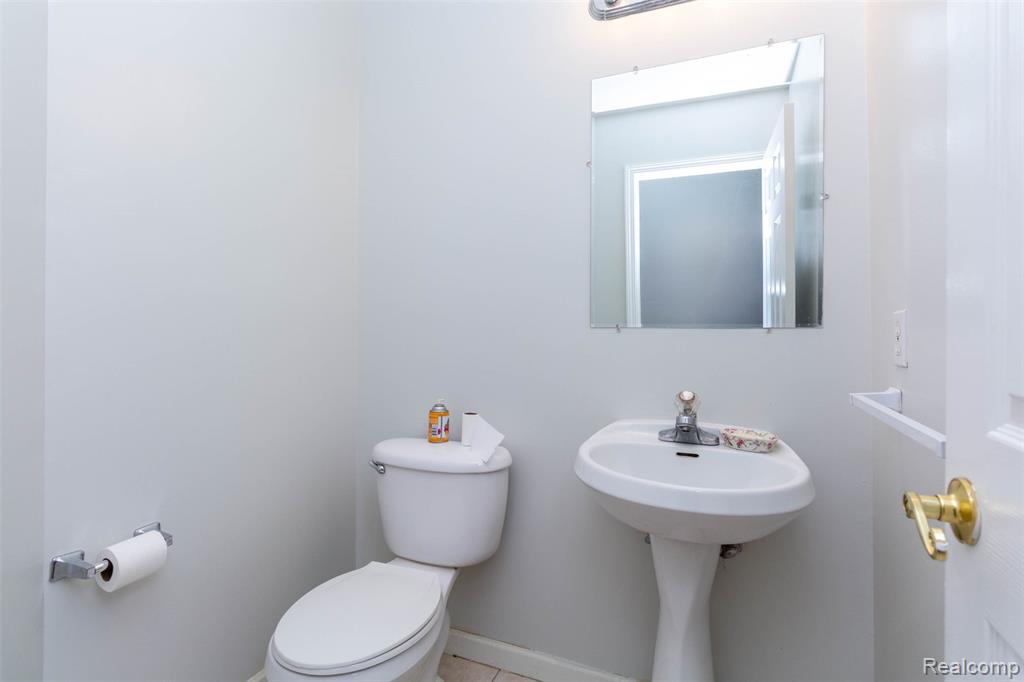 40945 Justin Drive, Sterling Heights, MI 48310 — Photo 35