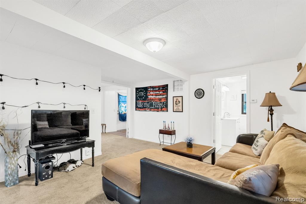 3033 Moss Street, Keego Harbor, MI 48320 — Photo 11
