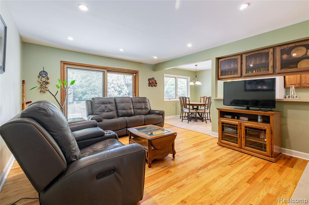 8366 Glengarry Road, Grosse Ile, MI 48138 — Photo 12
