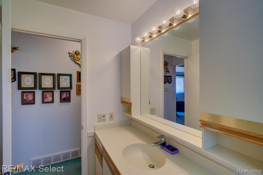 4460 DIXON Drive, Swartz Creek, MI 48473 — Photo 38