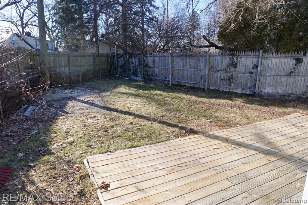 570 SHOREVIEW Drive, Waterford, MI 48328 — Photo 32