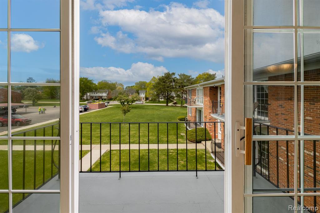 500 FOX HILLS Drive N, A-8, Bloomfield Hills, MI 48304 — Photo 10