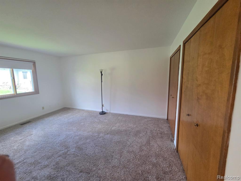560 OAKBROOK Circle, Flushing, MI 48433 — Photo 11