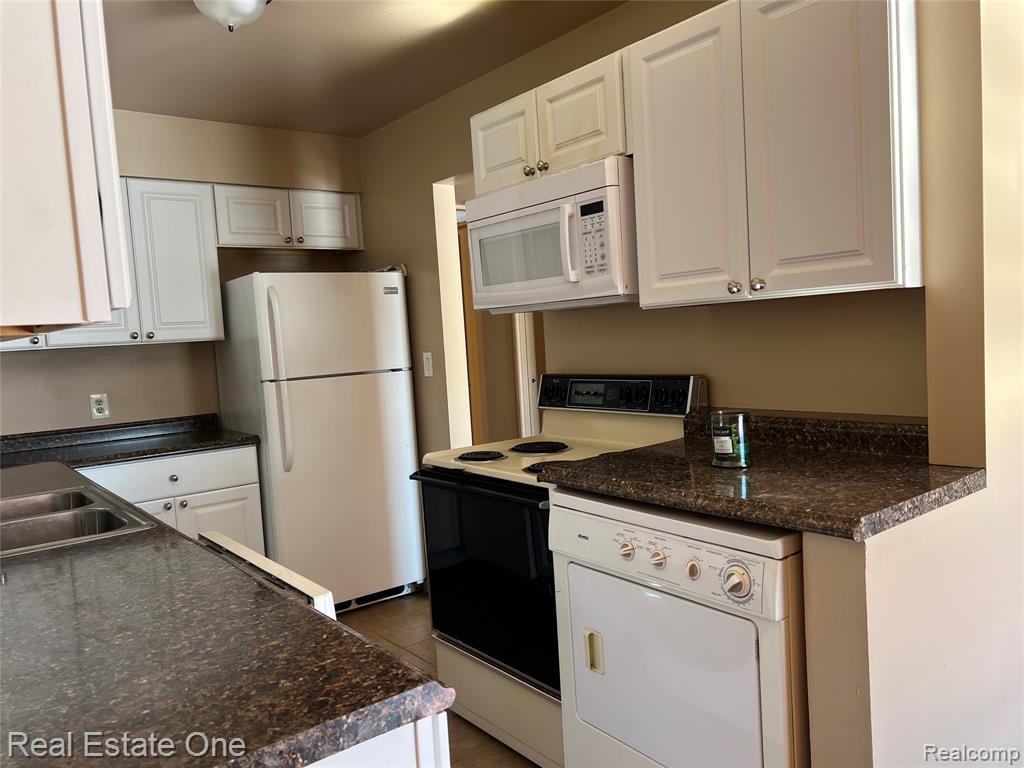1868 Colonial Village Way, 4, Waterford, MI 48328 — Photo 8