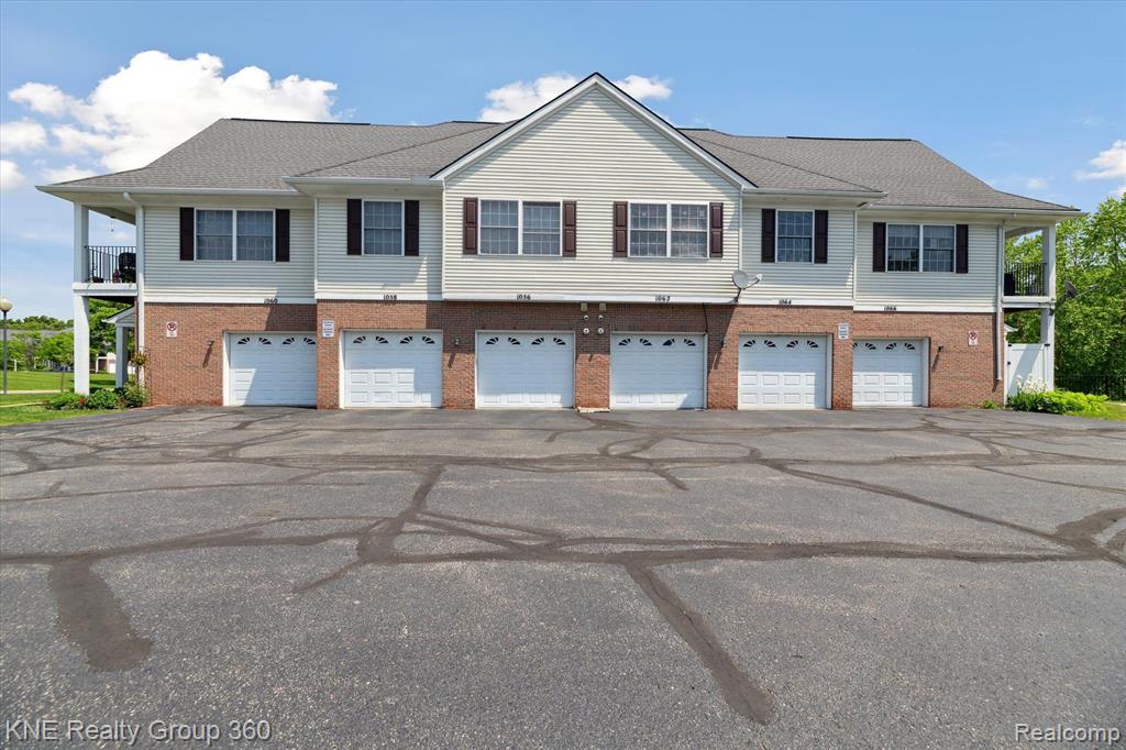 1056 SHIAWASSEE Circle, Howell, MI 48843 — Photo 8