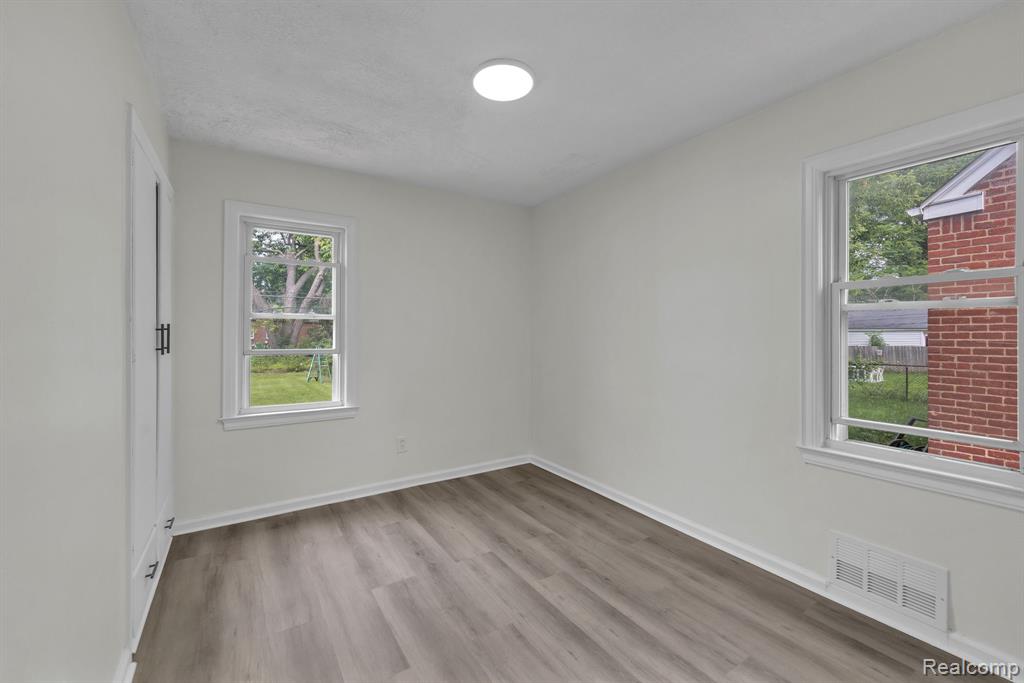 10015 Marion, Redford, MI 48239 — Photo 21