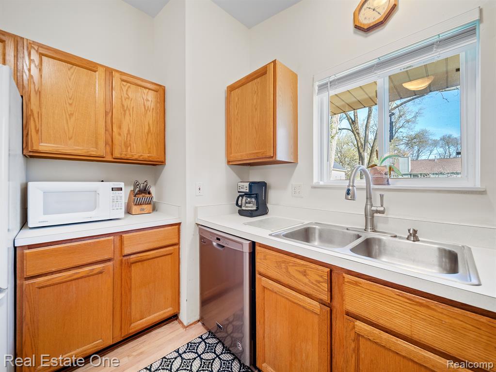 642 E HAMBURG Street, Pinckney, MI 48169 — Photo 8