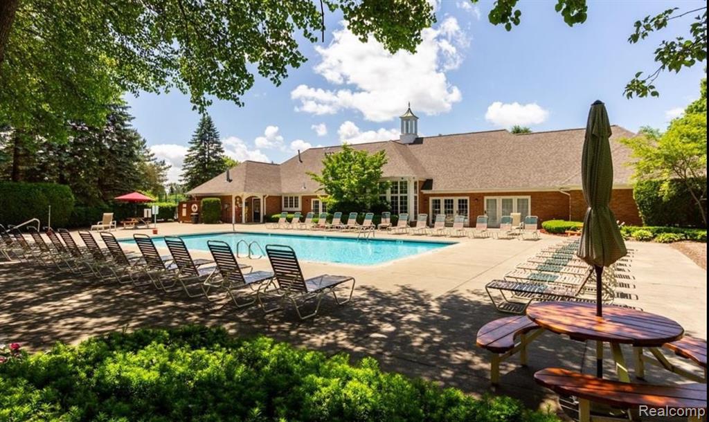4234 BERKSHIRE Drive, Sterling Heights, MI 48314 — Photo 23