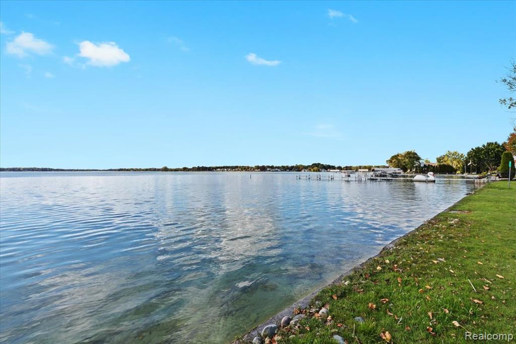 1611 Cass Lake Road, D, Keego Harbor, MI 48320 — Photo 18