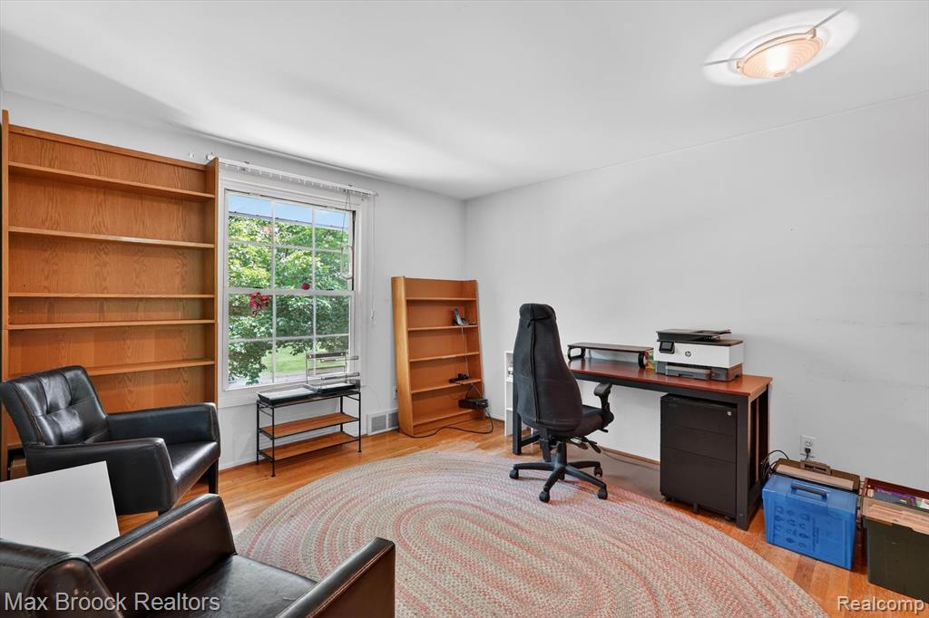 7456 Glengrove Drive, Bloomfield Hills, MI 48301 — Photo 33