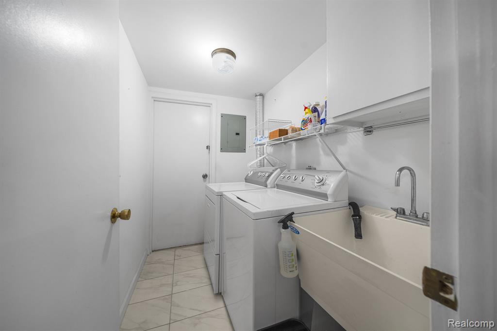 29960 CITY CENTER Drive, 2, Warren, MI 48093 — Photo 12