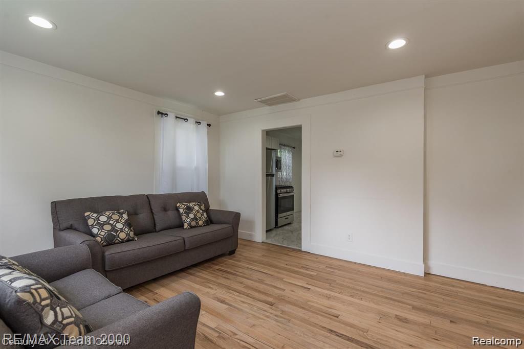 24601 STANFORD Street, Dearborn Heights, MI 48125 — Photo 9