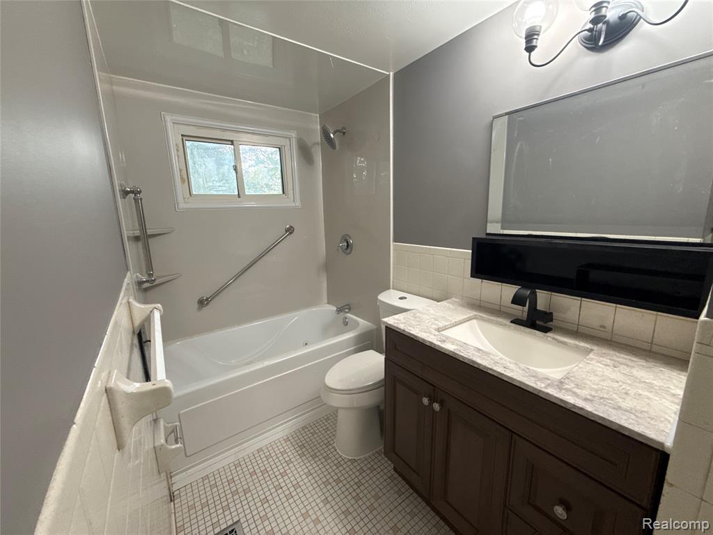 3308 Spring Valley Drive, Flint, MI 48504 — Photo 9