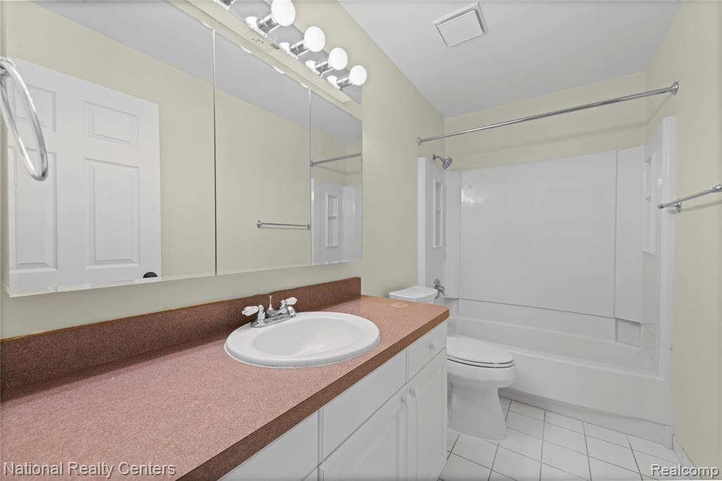 5501 Fox Chase Lane, Clarkston, MI — Photo 18