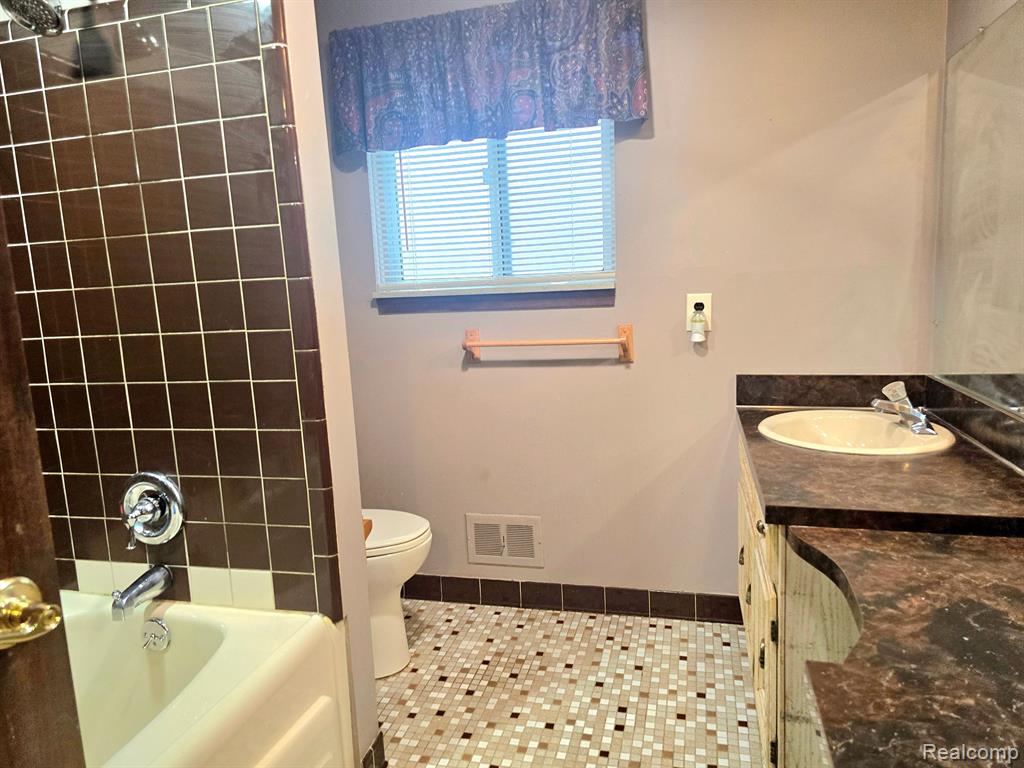 47425 Westlake Drive, Shelby Twp, MI 48315 — Photo 32