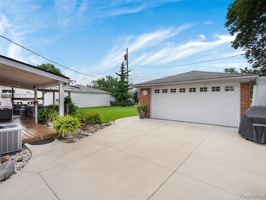 7721 Carrousel Boulevard, Westland, MI — Photo 32