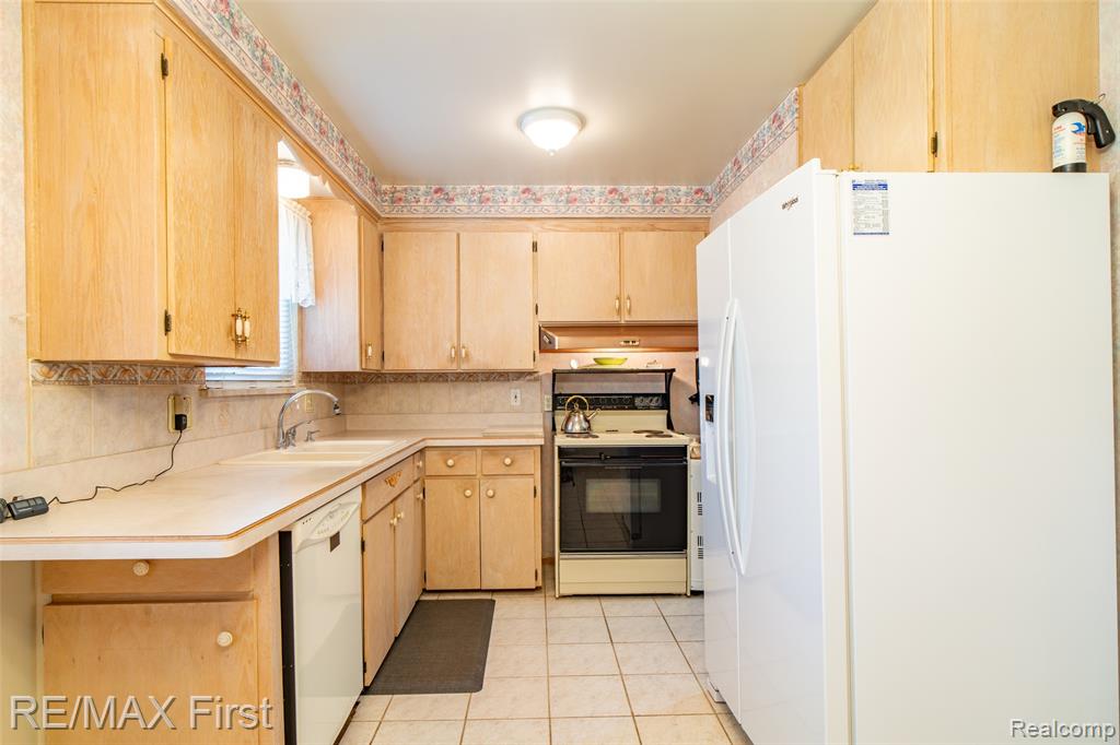8860 Kidley Drive, Sterling Heights, MI 48314 — Photo 14