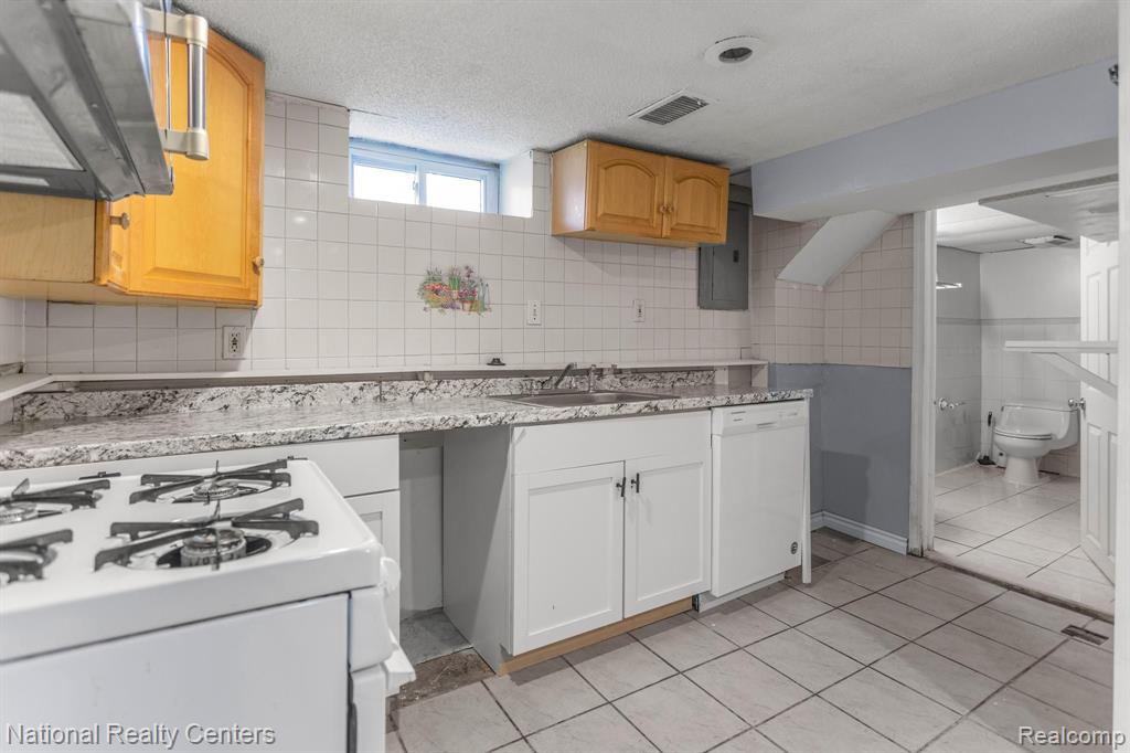 4242 LAPHAM Street, Dearborn, MI 48126 — Photo 39