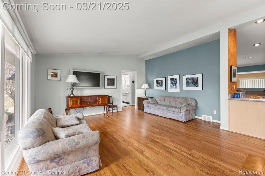 7484 N CHARLESWORTH Street, Dearborn Heights, MI 48127 — Photo 6