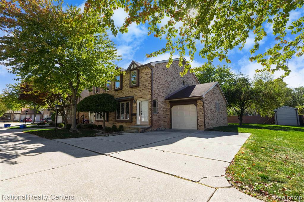 405 Pineview Court, Saint Clair Shores, MI 48081 — Photo 2