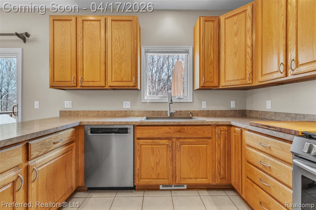 8560 Vista Court, Westland, MI — Photo 24