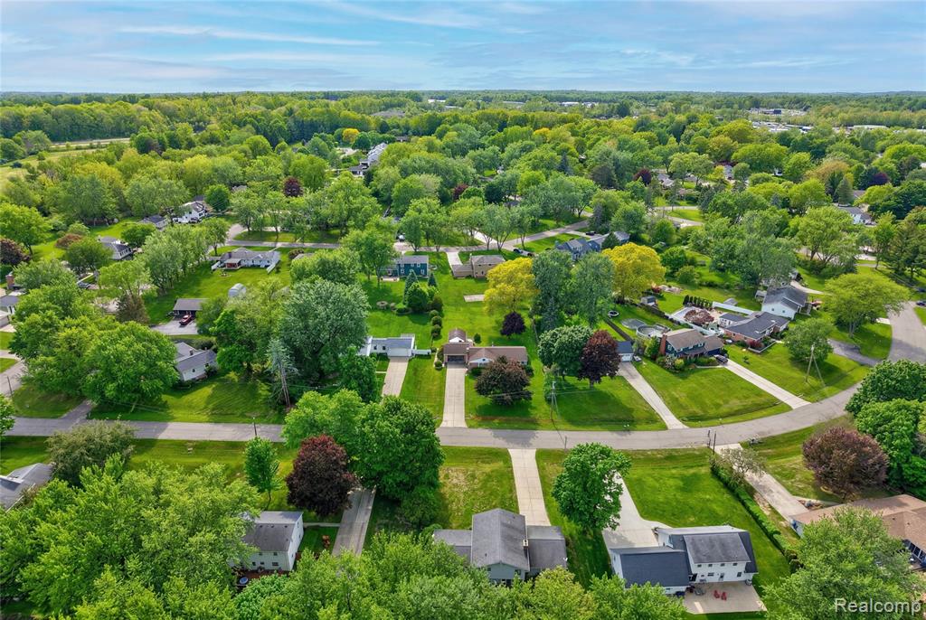 1070 Woodview Drive, Flint, MI 48507 — Photo 12