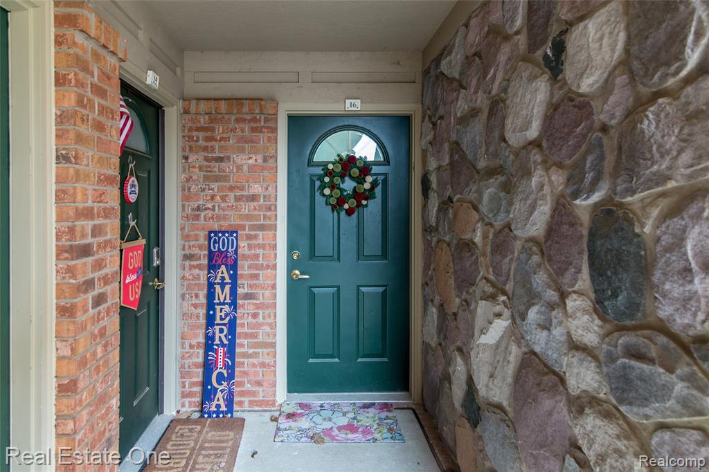245 Brookwood Drive, 16, South Lyon, MI 48178 — Photo 2