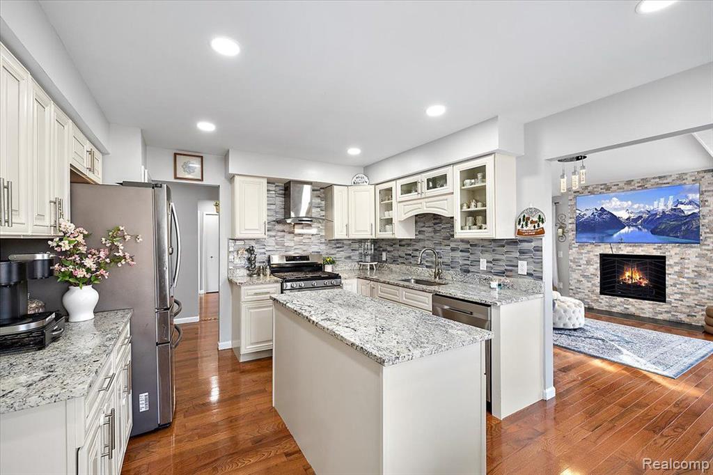 40217 LANGTON Drive, Sterling Heights, MI 48310 — Photo 9