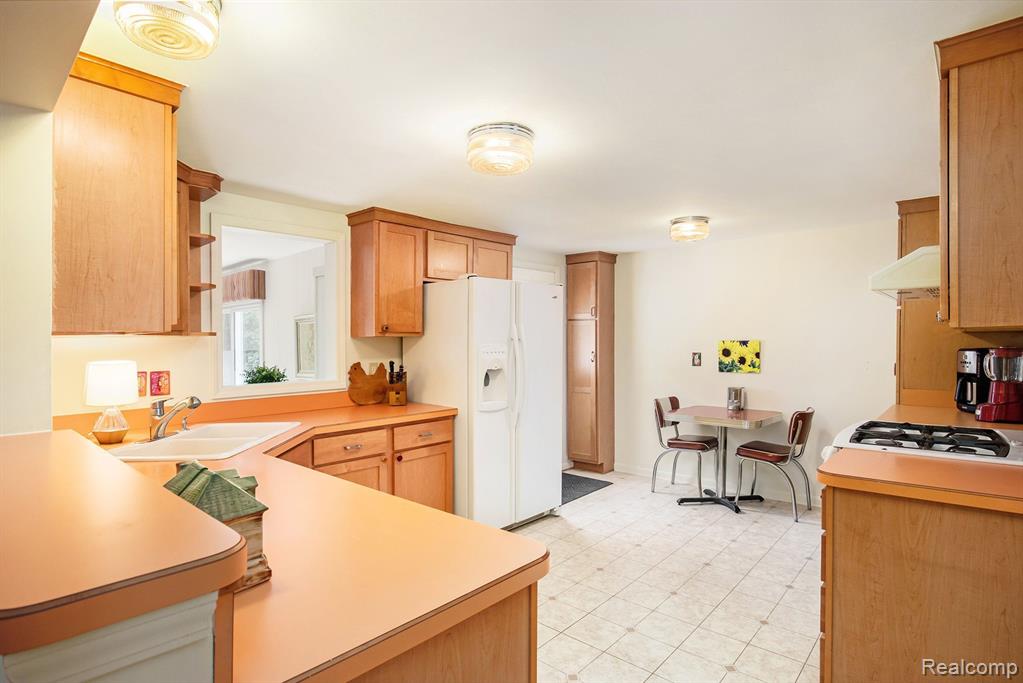 807 S OAK Street, Fenton, MI 48430 — Photo 8