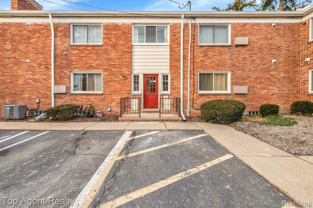 32718 GRAND RIVER Avenue, D7, Farmington, MI 48336 — Photo 2