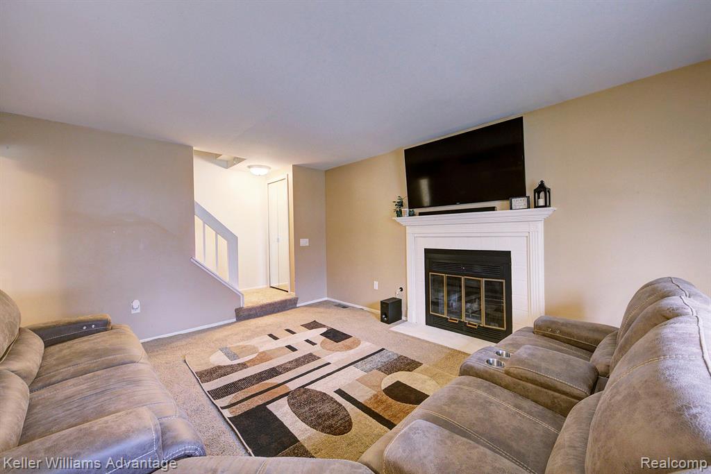 1612 WIMBLEDON Drive, Walled Lake, MI 48390 — Photo 2