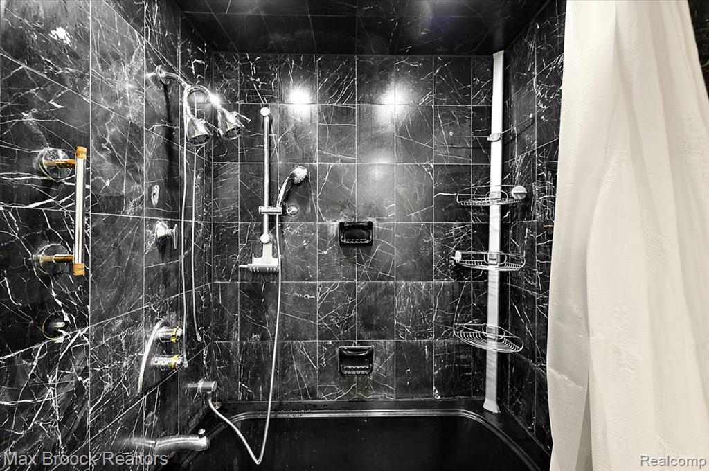 1592 S Hill Circle, Bloomfield Hills, MI 48304 — Photo 19