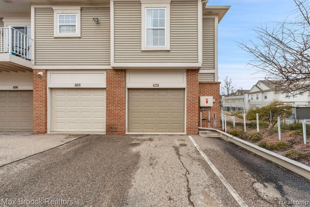 4210 ADDINGTON Drive, Commerce Twp, MI 48390 — Photo 18