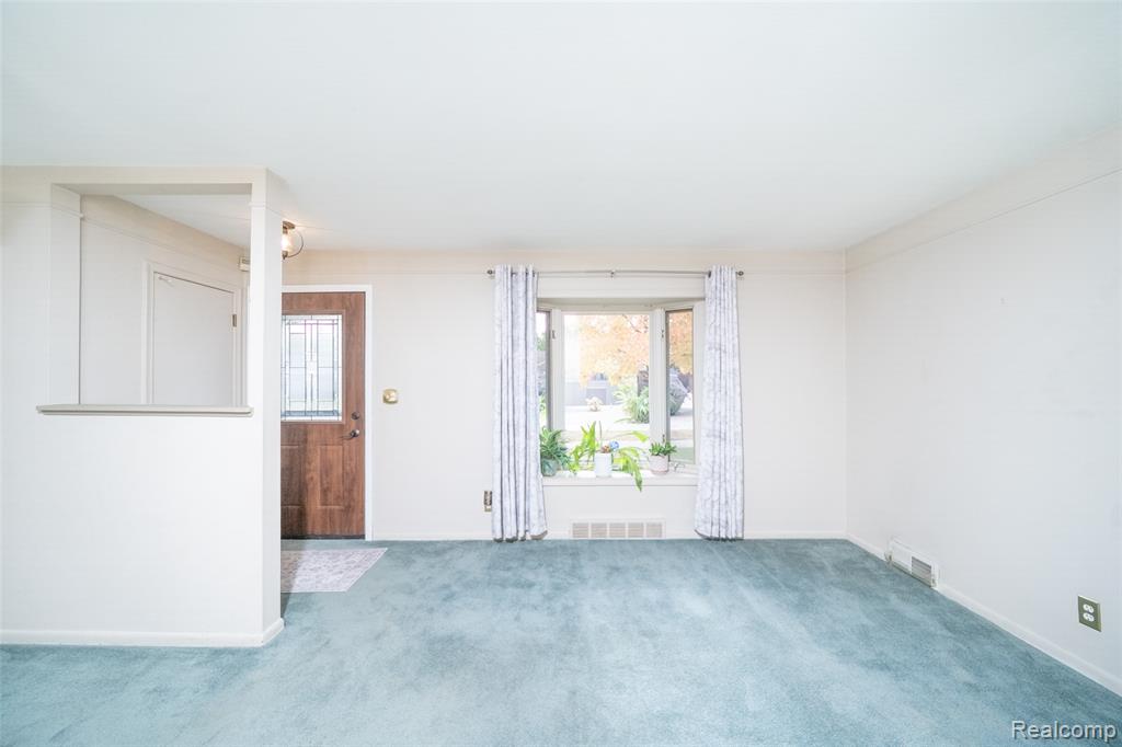 5247 Lyons Circle S, Warren, MI 48092 — Photo 13