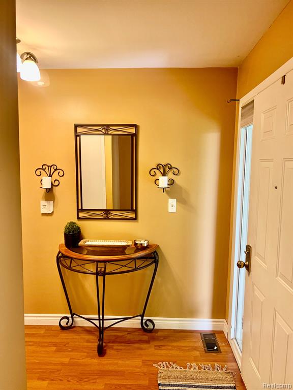 29577 PINE RIDGE Circle, Farmington Hills, MI 48331 — Photo 2