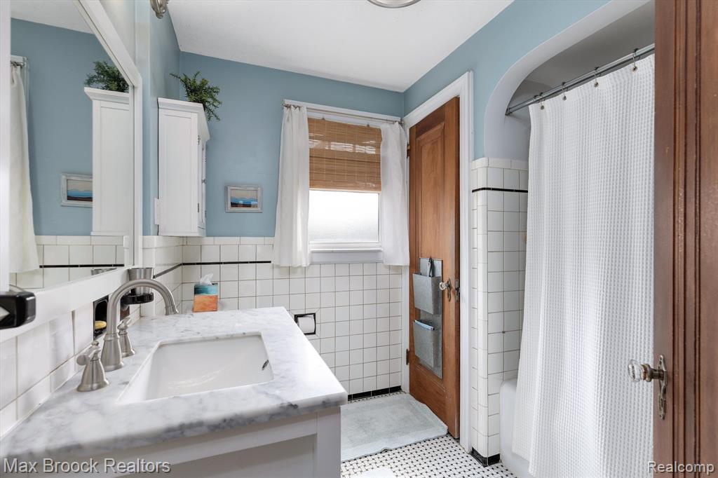 831 W OAKRIDGE Street, Ferndale, MI 48220 — Photo 31