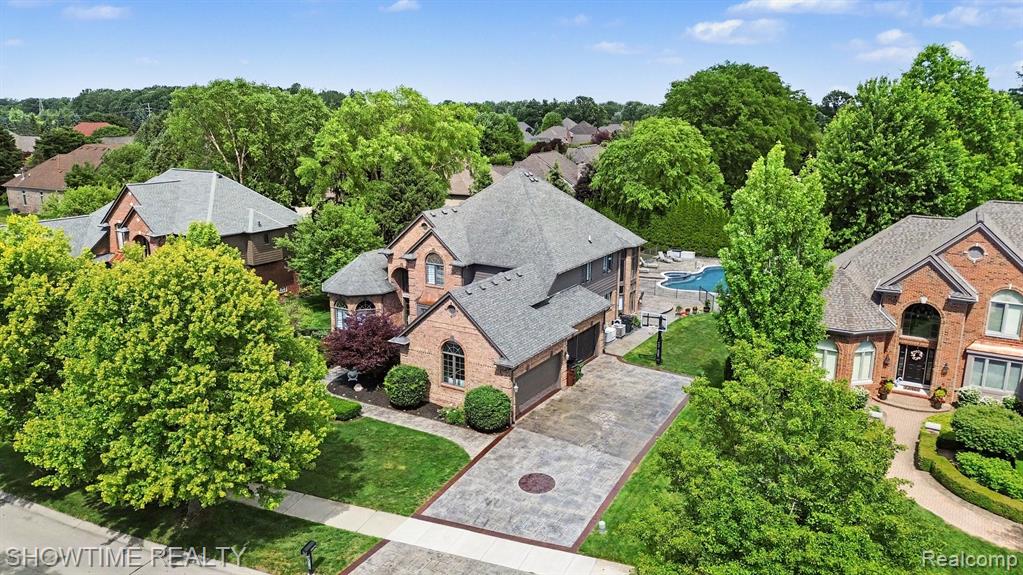 54676 Woodcreek Boulevard, Utica, MI 48315 — Photo 2