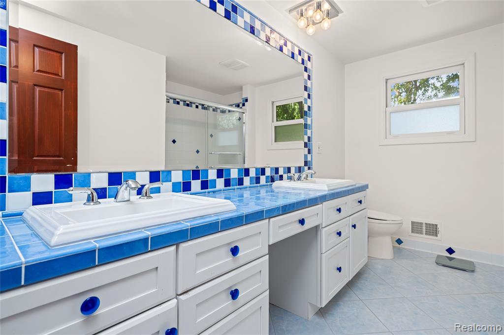 4700 S Valleyview Road, West Bloomfield, MI 48323 — Photo 28