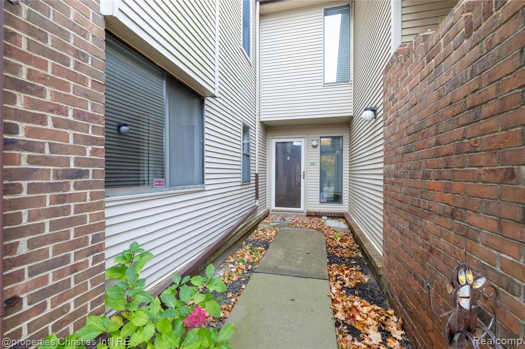 6600 Ridgefield Circle, West Bloomfield, MI — Photo 3