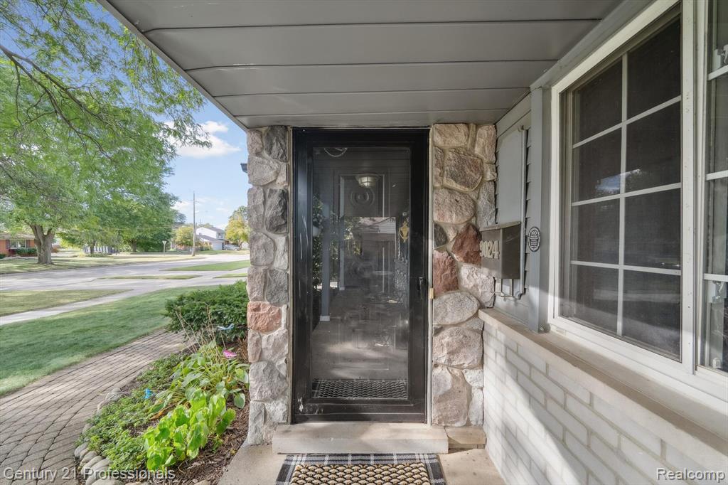 9024 Hubbard Street, Livonia, MI 48150 — Photo 4
