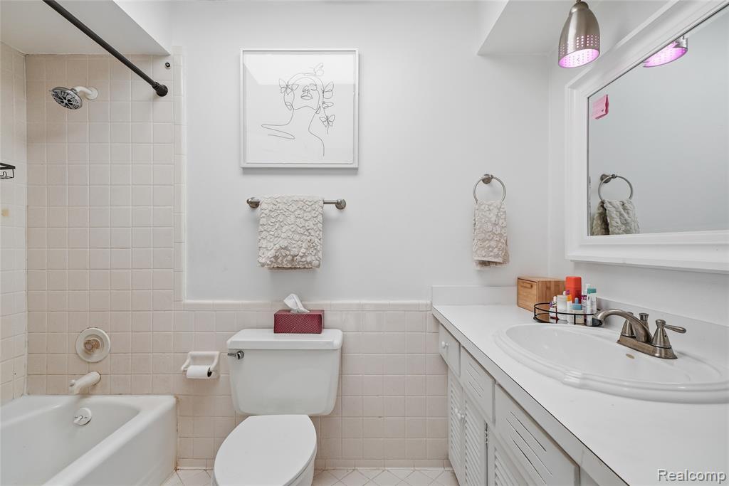 4041 W Maple Road, E203, Bloomfield Hills, MI 48301 — Photo 17