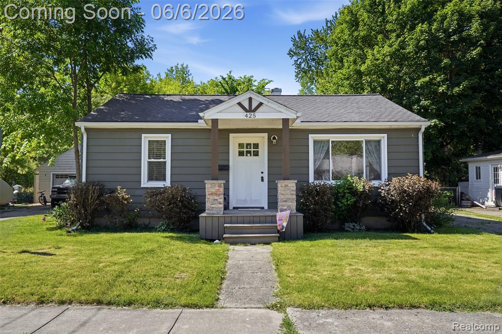 425 W Caroline Street, Fenton, MI 48430 — front exterior