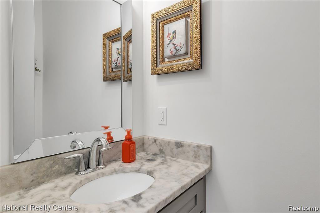581 VILLAGE Lane, Milford, MI 48381 — Photo 27