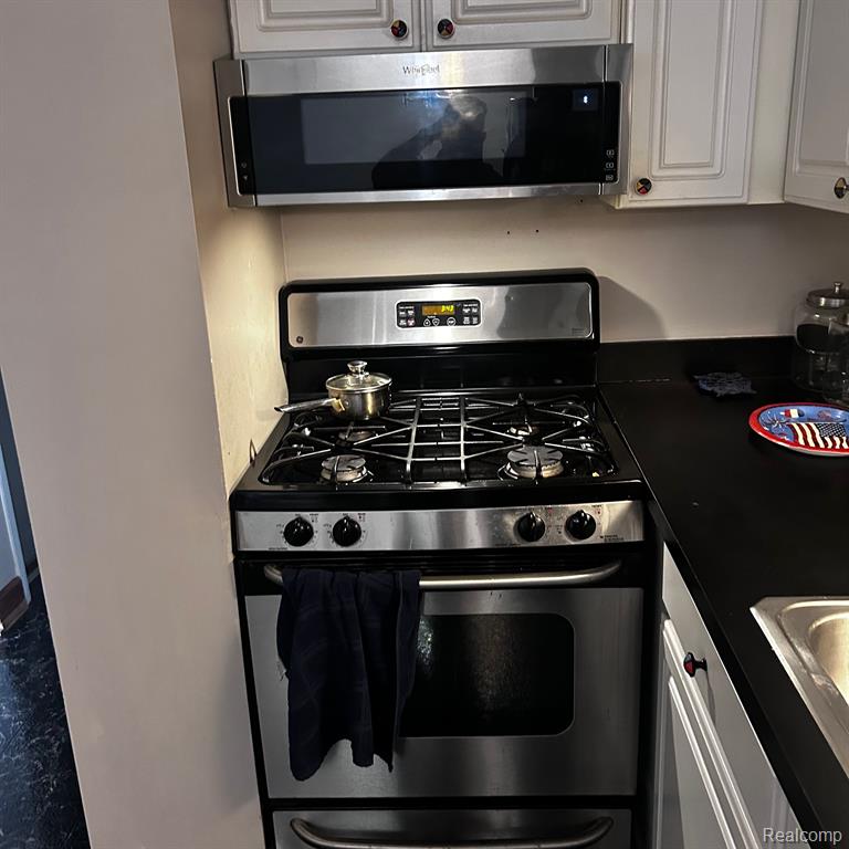 8514 HAMPSHIRE Drive, Sterling Heights, MI 48313 — Photo 17