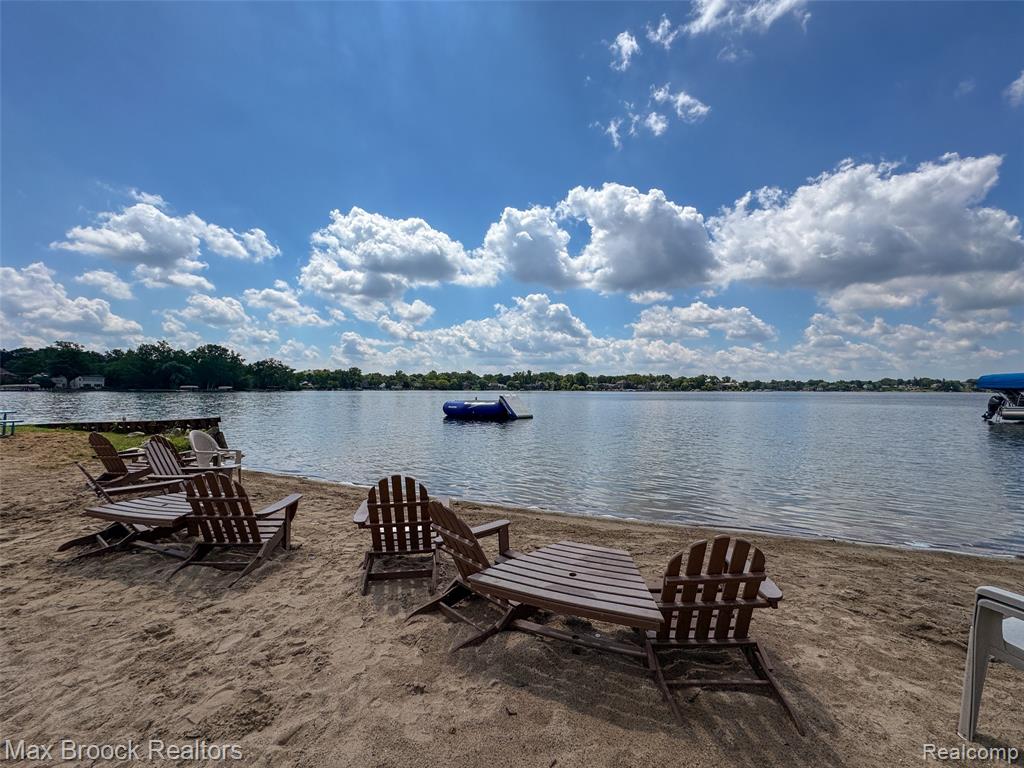 4695 Maura Lane, West Bloomfield, MI 48323 — Photo 8