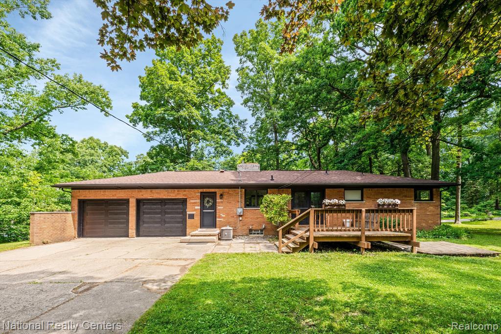 4211 WOODMONT Drive, Waterford, MI 48329 — Photo 2