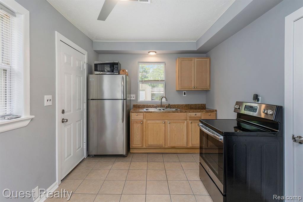 731 EMERSON Avenue, Pontiac, MI 48340 — Photo 8
