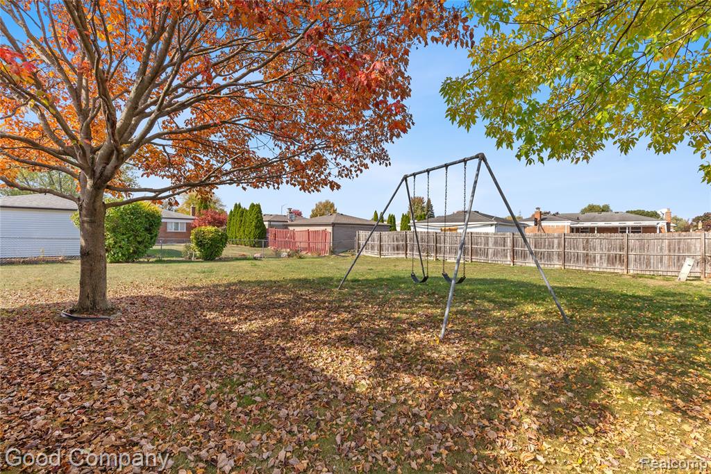 22048 Hampton Court, Woodhaven, MI 48183 — Photo 32