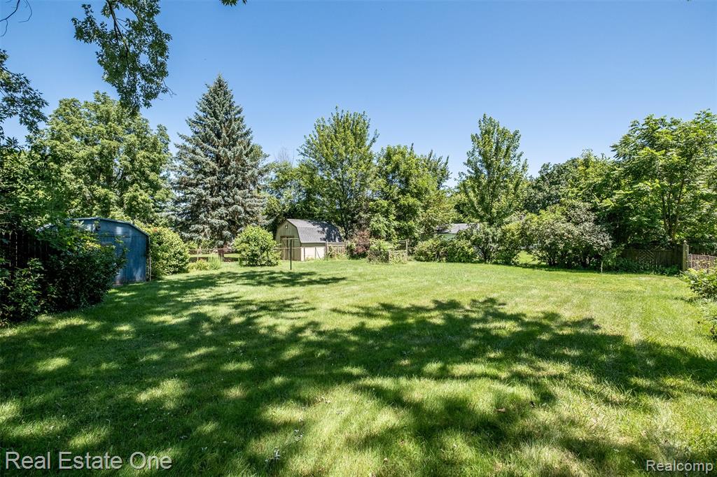 4217 Carmanwood Drive, Flint, MI 48507 — Photo 40